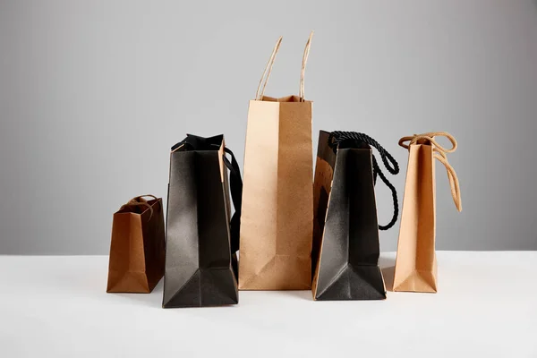 Sacos de compras de papel isolados no conceito cinza, preto sexta-feira — Fotografia de Stock