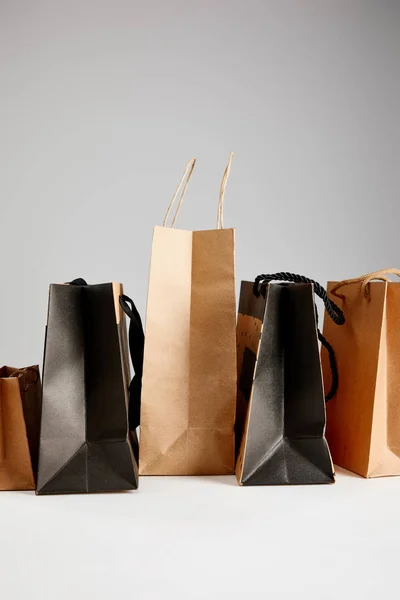 Sacs à provisions en papier isolés sur gris, concept vendredi noir — Photo de stock