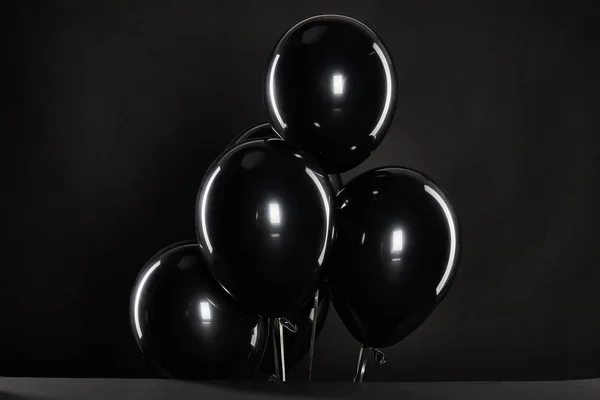 Monte de balões negros isolados em preto, conceito de sexta-feira preta — Fotografia de Stock