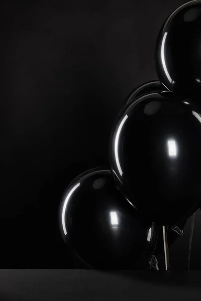 Bouquet de ballons noirs isolés sur noir, concept Black Friday — Photo de stock