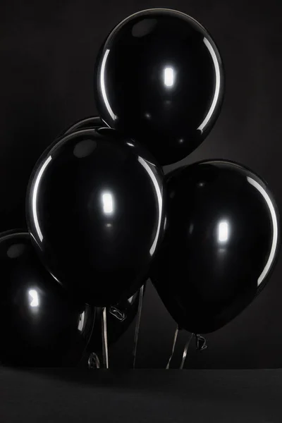 Palloncini neri isolati su nero, concetto Venerdì nero — Foto stock