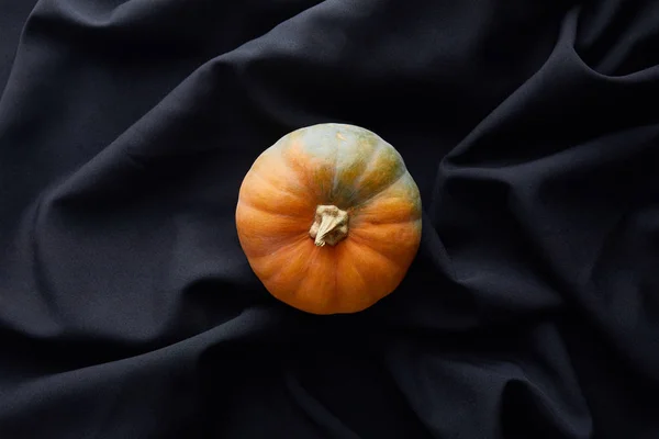 Vista superior de la calabaza colorida entera madura en tela negra - foto de stock