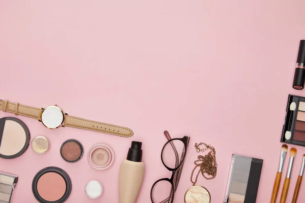 Draufsicht auf dekorative Kosmetik isoliert auf rosa — Stockfoto