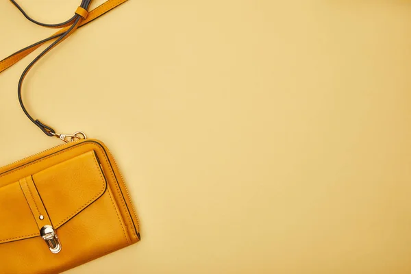 Vista dall'alto della borsa isolata su giallo con spazio copia — Foto stock