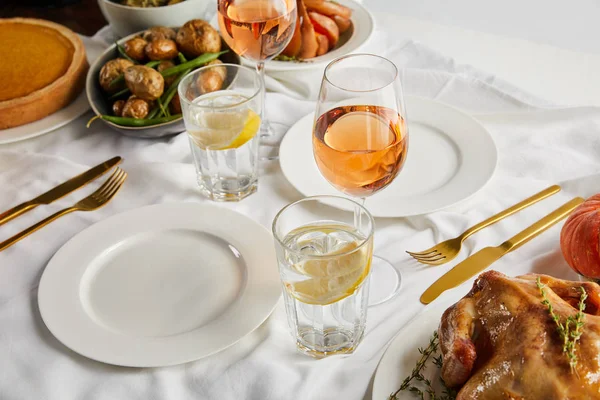 Festive thanksgiving dinner with baked vegetables and grilled turkey on white tablecloth — Stock Photo