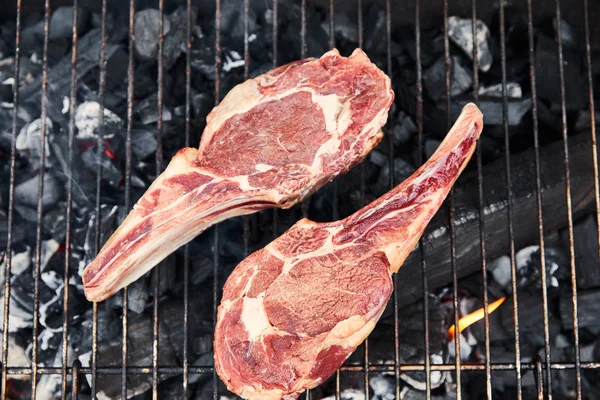 Vista superior de grelhar carne crua na grelha de churrasco fora — Fotografia de Stock