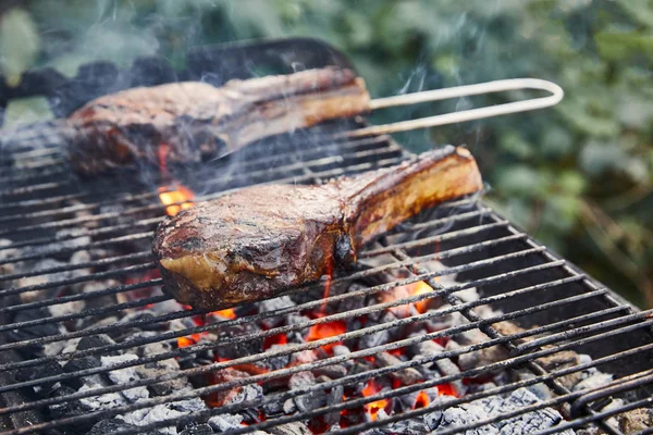 Foyer sélectif de la cuisson de la viande sur grille de barbecue et pièces de charbon à l'extérieur — Photo de stock