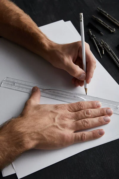 Обрізаний вид на малюнок архітектора з олівцем і лінійкою — стокове фото