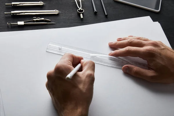 Обрізаний вид на малюнок архітектора з олівцем і лінійкою — стокове фото
