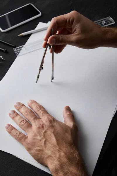 Vue recadrée du dessin d'architecte avec boussole sur papier blanc — Photo de stock