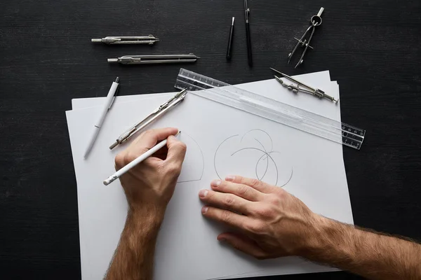 Обрезанный вид круга архитекторов на белой бумаге с карандашом — стоковое фото