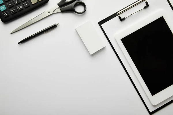 Vista superior da prancheta, caneta, cartão de visita, tesoura, calculadora e tablet digital — Fotografia de Stock