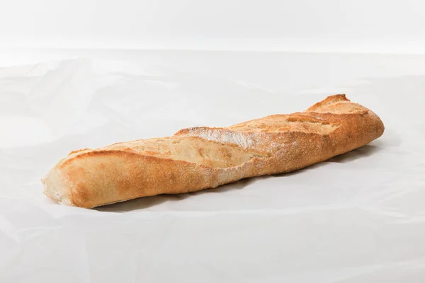 Baguette fresca sobre fondo blanco texturizado - foto de stock