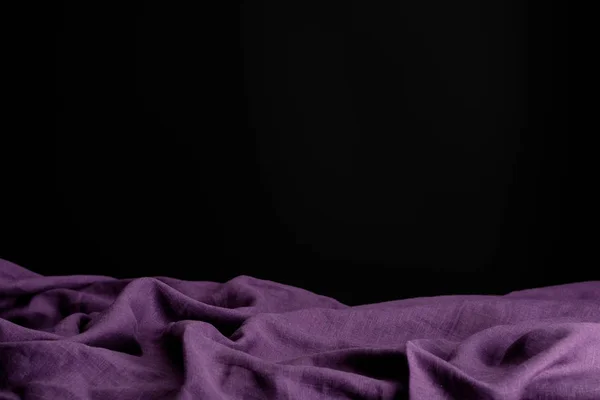Arrugado paño púrpura aislado en negro con espacio de copia - foto de stock