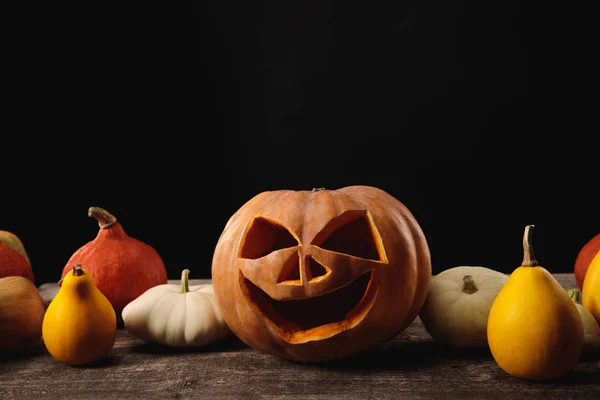 Calabazas de Halloween sobre mesa rústica de madera aislada en negro — Stock Photo