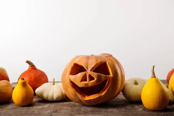 Calabazas de Halloween sobre mesa rústica de madera aislada en blanco - foto de stock