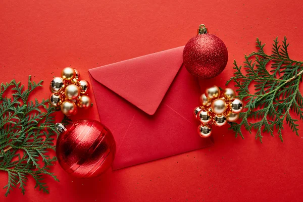 Vue de dessus de la décoration de Noël brillante, enveloppe et thuja — Photo de stock