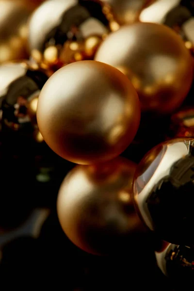 Vista de cerca de bolas de Navidad doradas brillantes - foto de stock