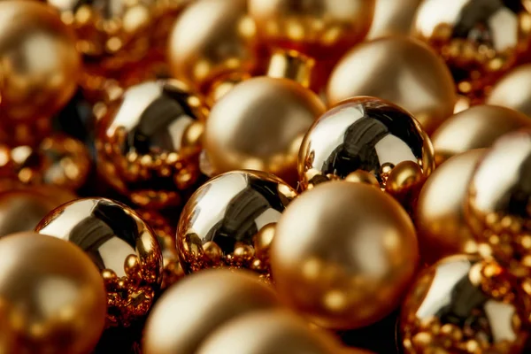 Vue rapprochée des boules de Noël dorées brillantes — Photo de stock