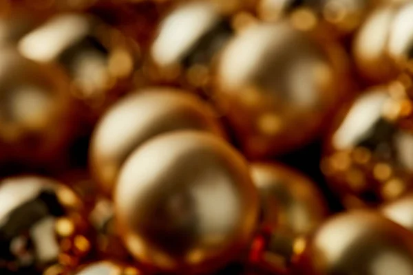 Fond flou boules de Noël dorées brillantes — Photo de stock