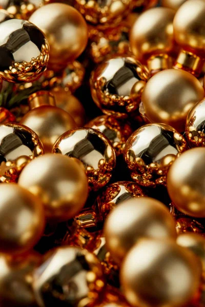 Foco seletivo de bolas decorativas de Natal douradas brilhantes — Fotografia de Stock