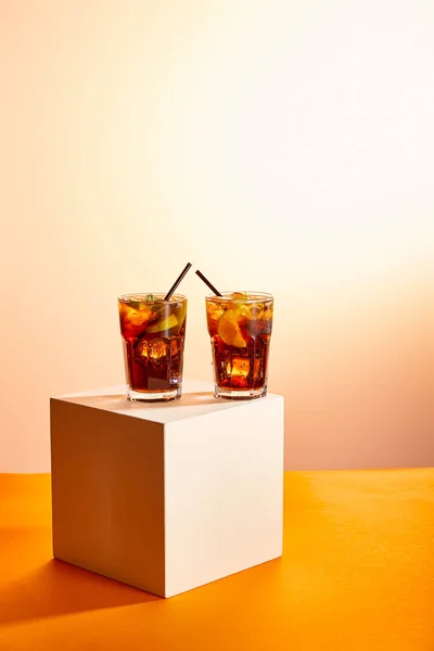 Cocktails cuba libre in Gläsern mit Strohhalmen auf Würfel — Stockfoto