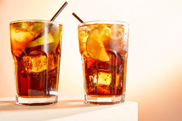 Cocktail cuba libre in bicchieri con cannucce su cubo — Foto stock