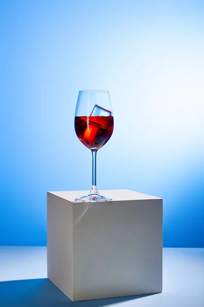 Cocktail Aperol Spritz avec glaçons en verre sur fond bleu — Photo de stock