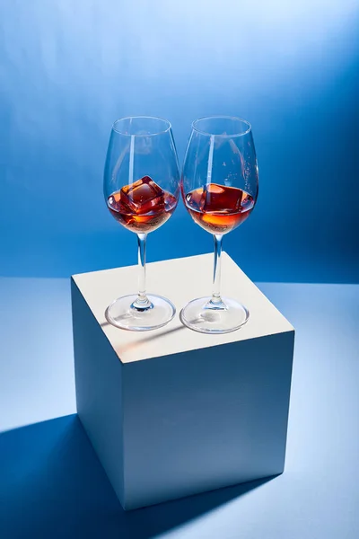 Cocktails Aperol Spritz with ice cubes in glasses on blue background — Stock Photo