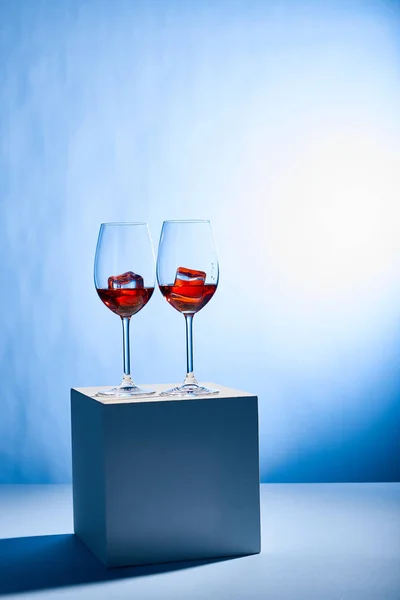 Cocktails Aperol Spritz with ice cubes in glasses on blue background — Stock Photo