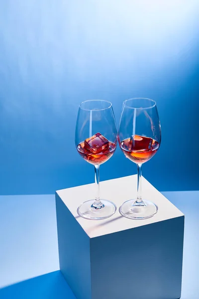 Cocktails Aperol Spritz avec glaçons dans des verres sur fond bleu — Photo de stock