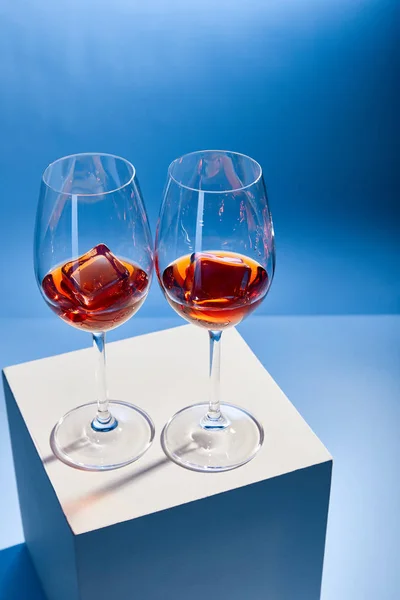 Visão de alto ângulo de coquetéis Aperol Spritz com cubos de gelo em óculos no fundo azul — Fotografia de Stock