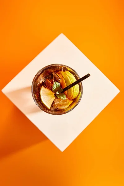 Вид сверху на коктейль куба либр в стекле с соломой — стоковое фото