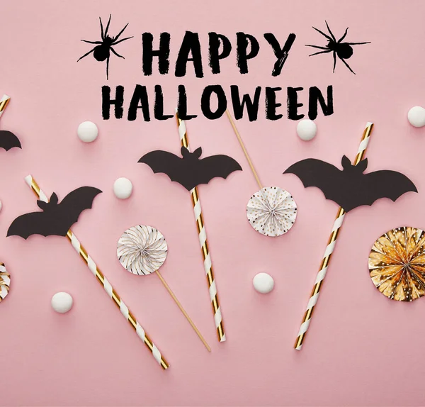 Vista dall'alto di pipistrelli su bastoni su sfondo rosa con felice Halloween e ragni illustrazione, decorazione di Halloween — Foto stock
