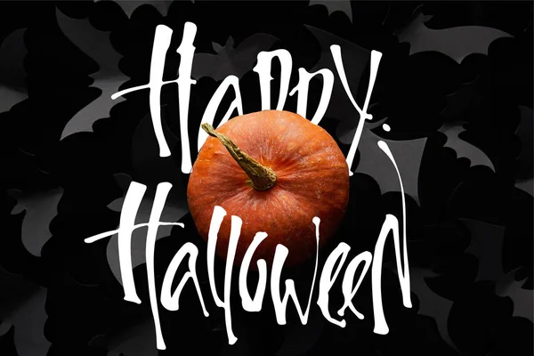 Vista dall'alto di zucca e pipistrelli di carta su sfondo nero con felice illustrazione di Halloween, decorazione di Halloween — Foto stock