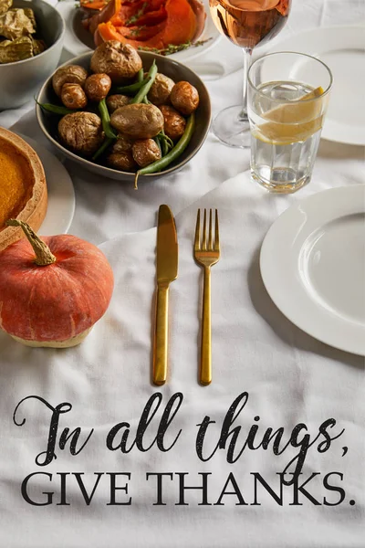 Bratkartoffeln, Gläser mit weißer Rose und Zitronenwasser und Besteck auf weißer Tischdecke mit in allem dankbarer Illustration — Stockfoto
