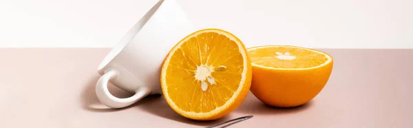 Composición de la fruta con naranja cortada, taza aislada en beige, cultivo panorámico - foto de stock