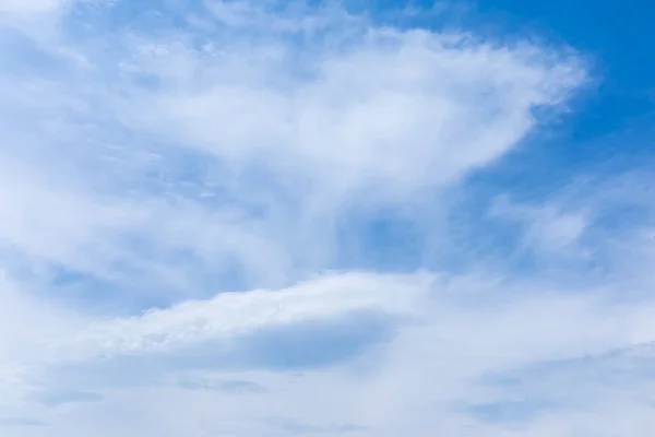 Білі хмари в блакитному небі в літній час — стокове фото