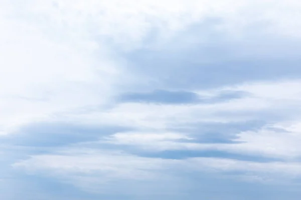 Cielo con nubes blancas en verano - foto de stock