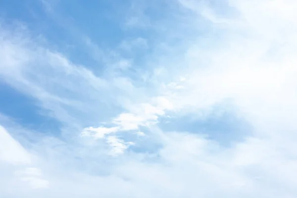 Голубое небо с облаками летом — стоковое фото