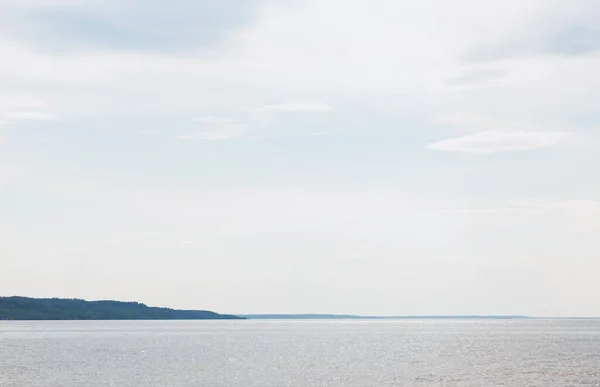 Tranquille mer bleue contre ciel avec nuages — Photo de stock