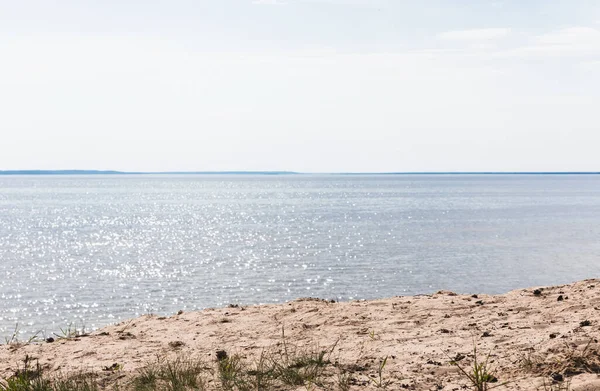 Песчаный пляж около синего и спокойного моря — стоковое фото