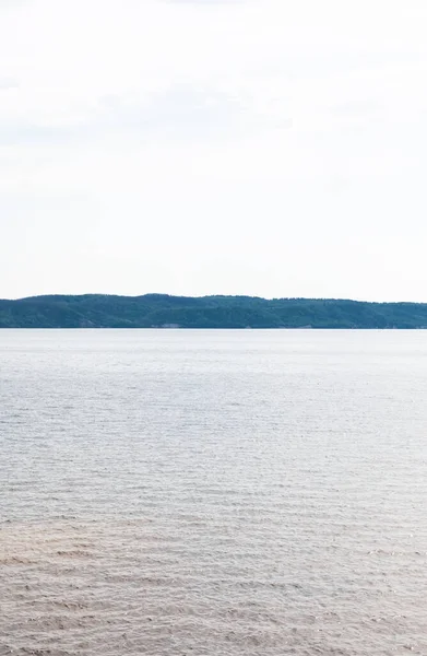 Чистое и голубое озеро на фоне неба летом — стоковое фото