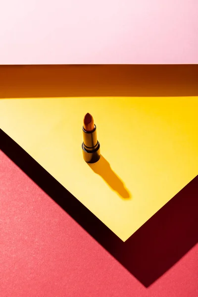 Ombra vicino rossetto su giallo, rosa e cremisi — Foto stock