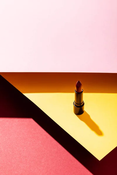 Ombre près du rouge à lèvres sur jaune, pourpre et rose — Photo de stock