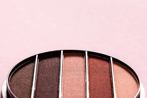 Nahaufnahme der bunten pastellfarbenen Lidschatten-Palette isoliert auf rosa — Stockfoto