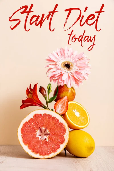 Квіткова і фруктова композиція з цитрусовими фруктами, полуницею і персиком поблизу стартового раціону сьогодні наносять на бежевий — стокове фото