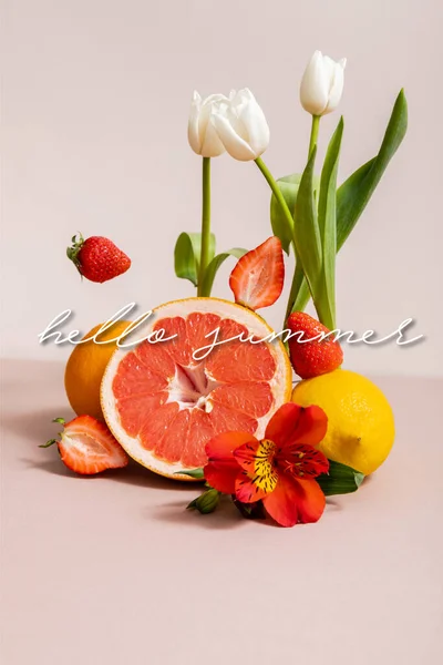 Komposition aus Blumen und Früchten mit Tulpen, roten Alstroemeria, Sommerfrüchten in der Nähe von hallo Sommer Schriftzug auf beige — Stockfoto
