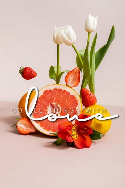 Composición floral y de frutas con tulipanes, Alstroemeria roja, frutas de verano cerca de hacer todas las cosas con letras de amor en beige - foto de stock