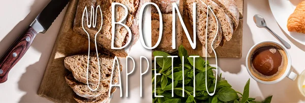 Colagem com pão, verdura e xícara de café para café da manhã em mesa cinza com letras bon appetit, cabeçalho do site — Fotografia de Stock